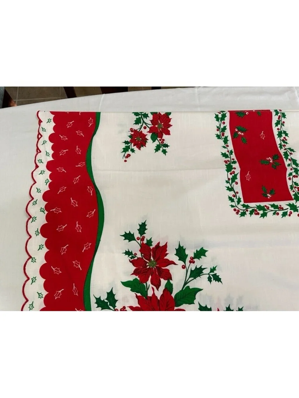 Christmas Holly Poinsettia Tablecloth White Red Rectangle Scalloped Edge 48.5x67